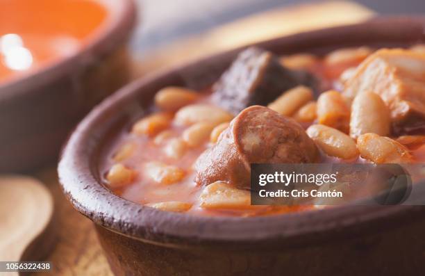 fabada asturiana - alimentos cocinados fotografías e imágenes de stock