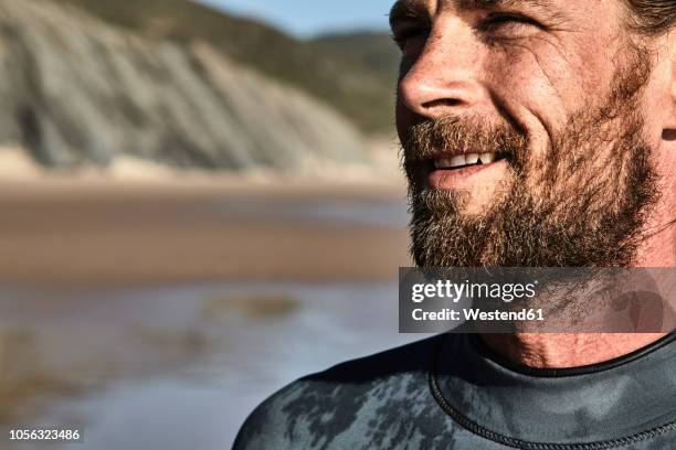 portugal, algarve, portrait of confident surfer on the beach - bearded man stock-fotos und bilder