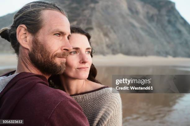 portugal, algarve, couple on the beach looking at distance - stylish man looking away stock-fotos und bilder
