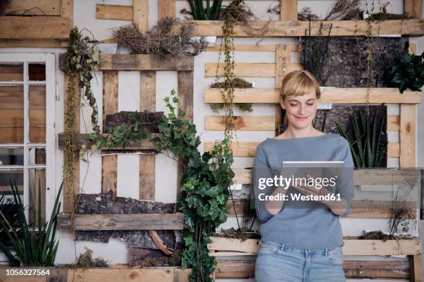 smiling woman using tablet - intérieur deco prendre la pose joie photos et images de collection