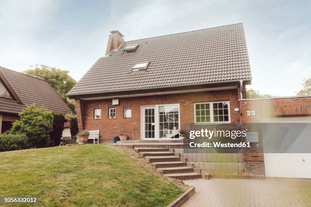 one-family house with garden and driveway - típico de clase mediana fotografías e imágenes de stock