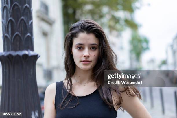 portrait of beautiful young woman in the city - paris millenials stock-fotos und bilder