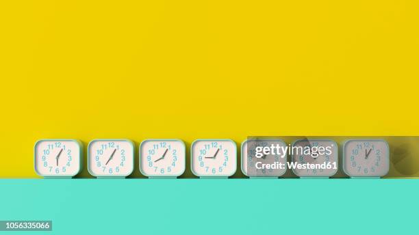 ilustraciones, imágenes clip art, dibujos animados e iconos de stock de 3d rendering, row of alarm clocks, showing different times - perder el tiempo