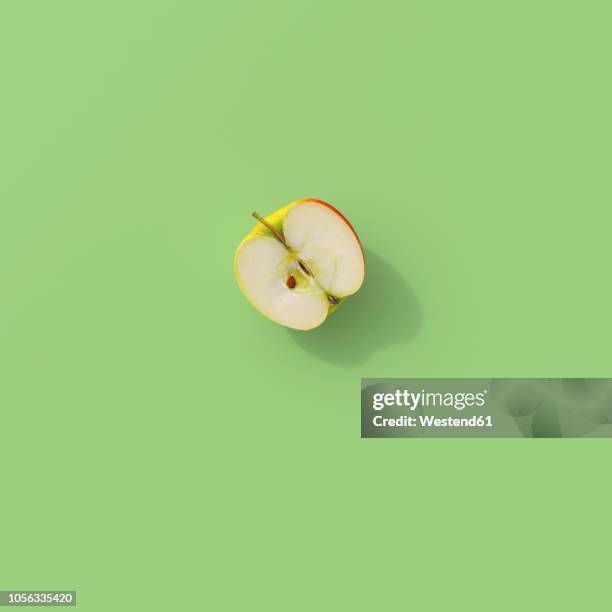 stockillustraties, clipart, cartoons en iconen met 3d rendering, halved apple on green background - apple