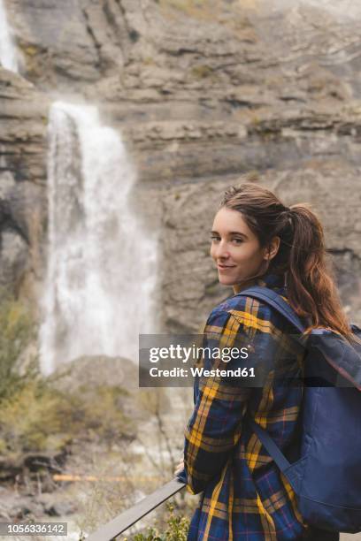 spain, ordesa y monte perdido national park, portrait of smiling young woman with backpack - parco nazionale di ordesa foto e immagini stock