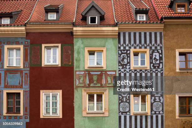poland, poznan, row of colourful houses in the old town, partial view - old town poznan photos et images de collection