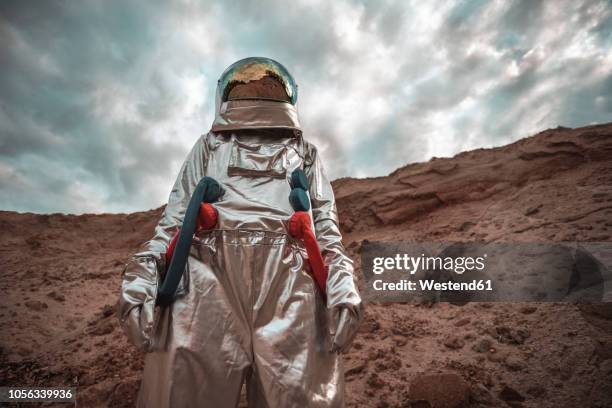 spaceman exploring nameless planet - roupa de astronauta imagens e fotografias de stock