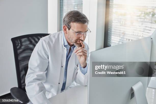 6,584 Male Gp Using Computer Stock Photos, High-Res Pictures, and ...