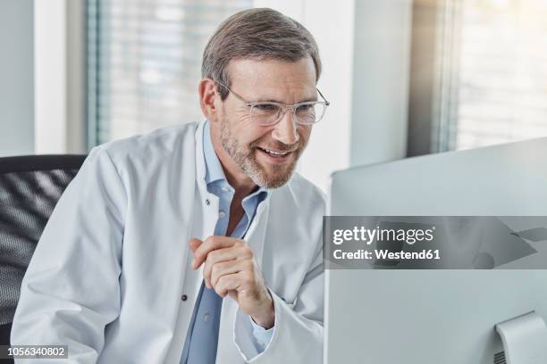 5,708 Male Gp Using Computer Stock Photos, High-Res Pictures, and ...