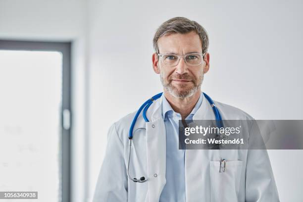 internist with stethoscope - doctor portrait stock-fotos und bilder