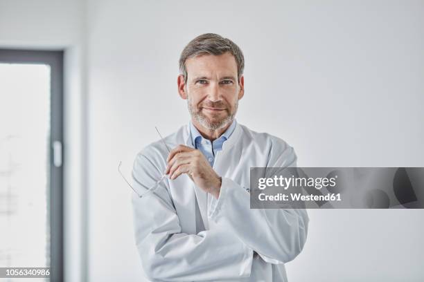 internist with stethoscope - arzt portrait stock-fotos und bilder