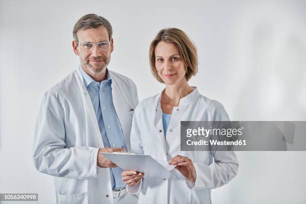 portrait of doctors with anamnesis questionnaire - 2 doctors stock-fotos und bilder