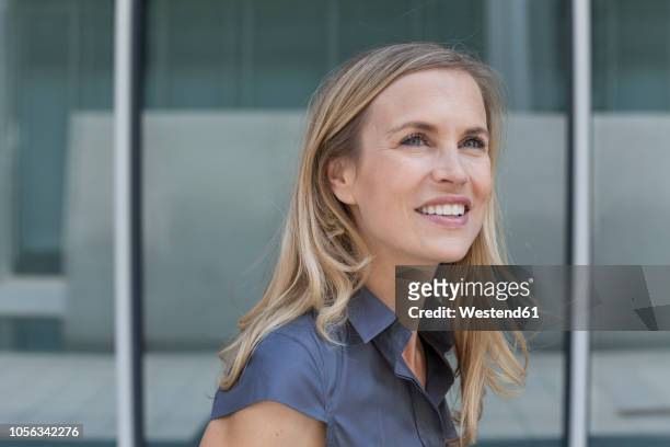 smiling blond businesswoman - einzelne frau über 30 stock-fotos und bilder