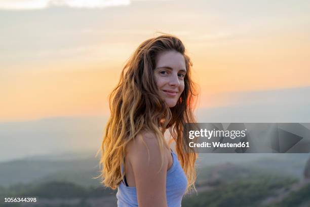 woman watching sunset in the mountains - mondo naturale foto e immagini stock