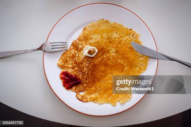 pancake as face on plate, overhead view - irony stockfoto's en -beelden