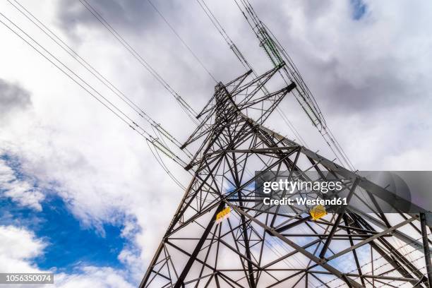 united kingdom, scotland, perthshire, electricity pylon - hoogspanningsmast stockfoto's en -beelden