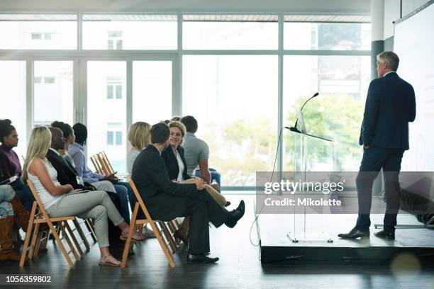 si tout le monde est prêt, nous pouvons commencer - discours-liminaire photos et images de collection