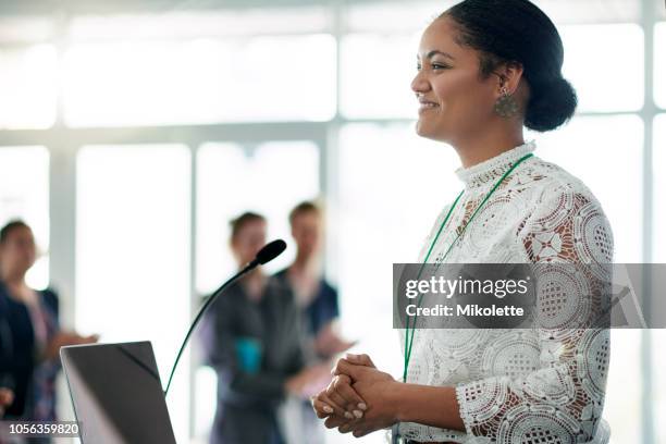 das vertrauen, um eine erfolgreiche konferenz zu erleichtern - lectern stock-fotos und bilder