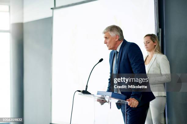 preparati ad accogliere il vincitore di quest'anno sul palco... - discorso programmatico foto e immagini stock