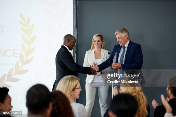 bravo pour cette grande réalisation - cérémonie de remise de prix photos et images de collection