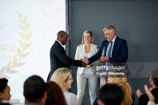 bravo pour cette grande réalisation - business awards photos et images de collection