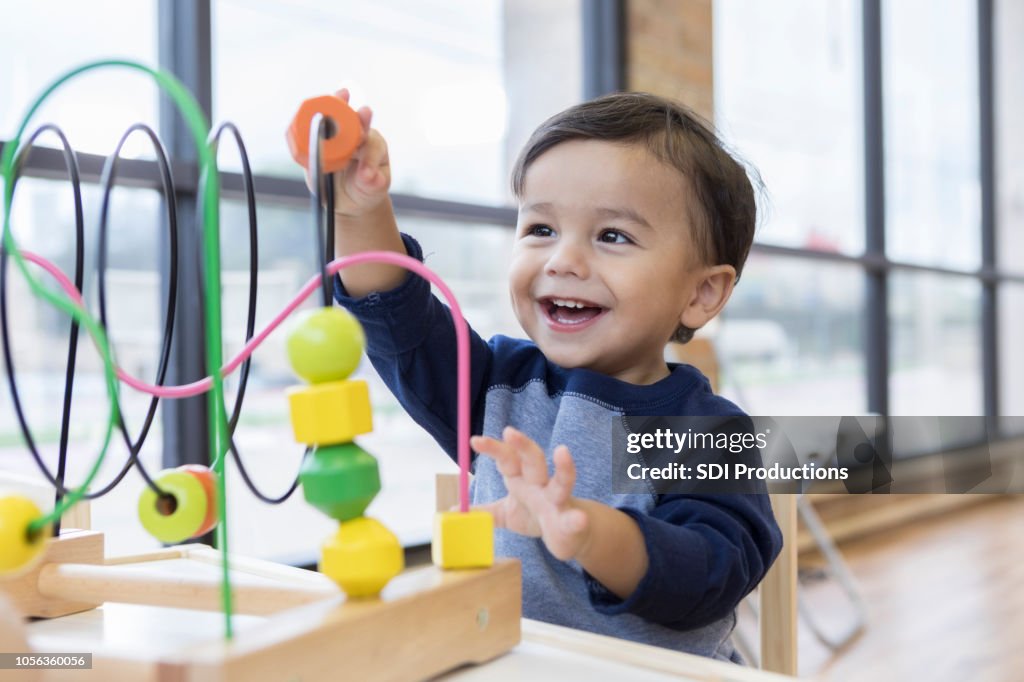Kleinkind junge spielt mit Spielzeug im Wartezimmer