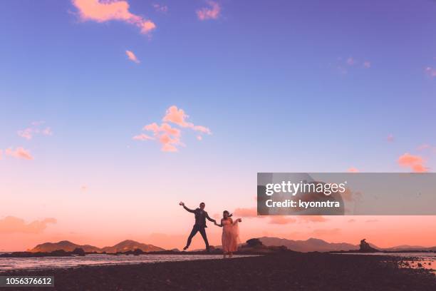 alternative wedding - japanese couple beach stock pictures, royalty-free photos & images