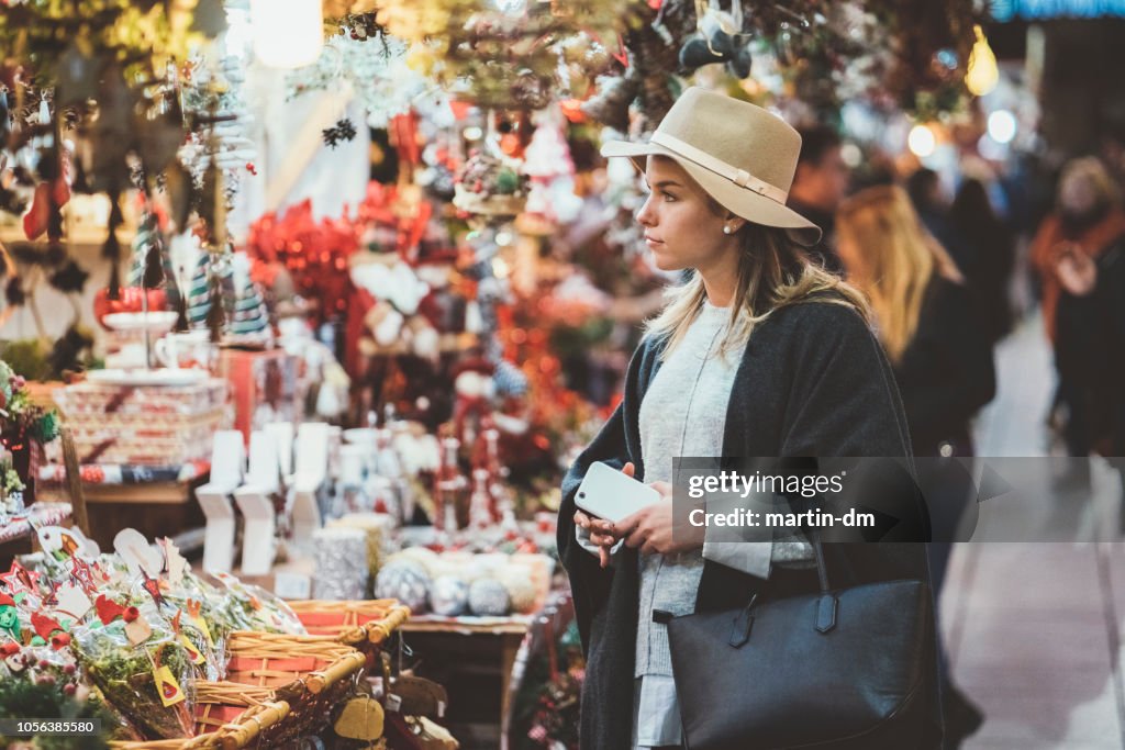 Mulher às compras de Natal apresenta