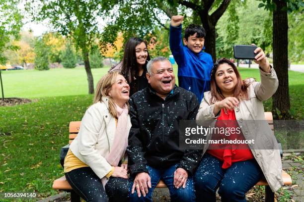 multi-generationen lateinamerikanische familie selfie im freien. - old quebec stock-fotos und bilder
