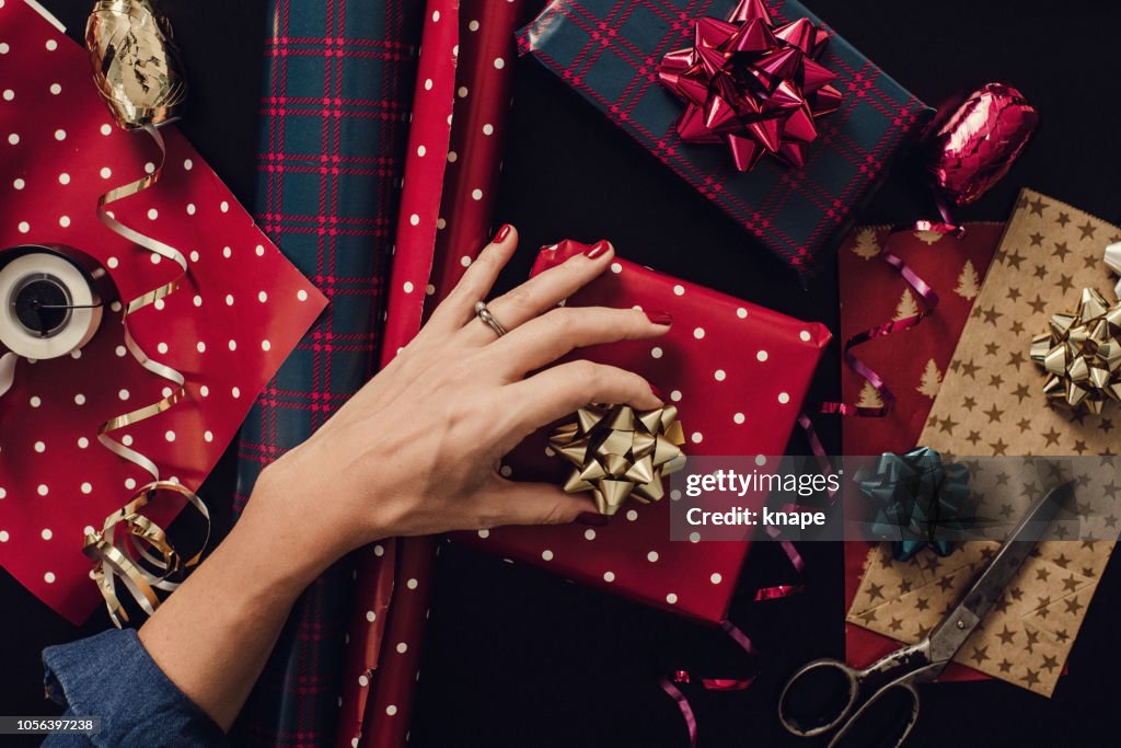 Frau Weihnachtsgeschenke Verpacken präsentiert Foto von oben overhead