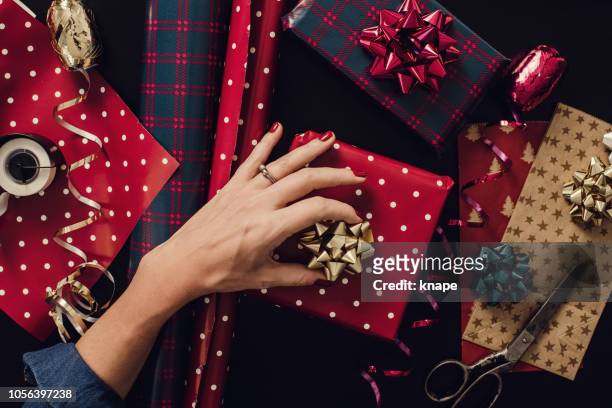 kvinna som inslagning julklappar presenterar foto taget ovanifrån overhead - hand over bildbanksfoton och bilder