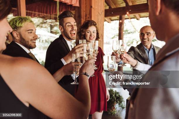 champagner, feier bei der schwulen hochzeit toasten - man proposing indoor stock-fotos und bilder