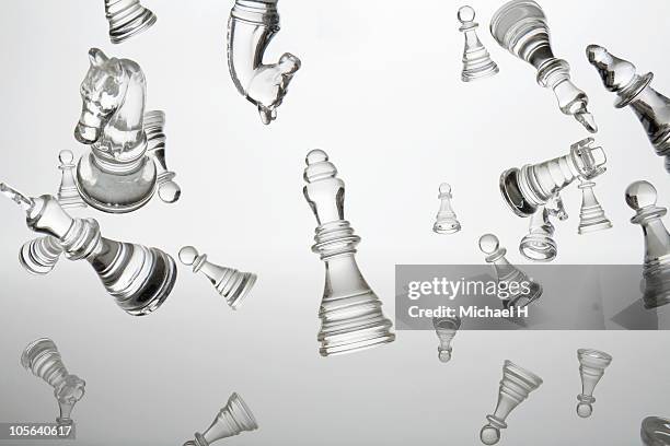 the white chessman flies in the sky - chess photos et images de collection