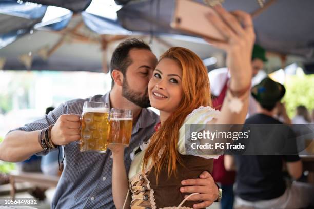 casal de origem alemã tendo um selfie no happy hour em blumeanu, santa catarina, brasil - norte europeu - fotografias e filmes do acervo