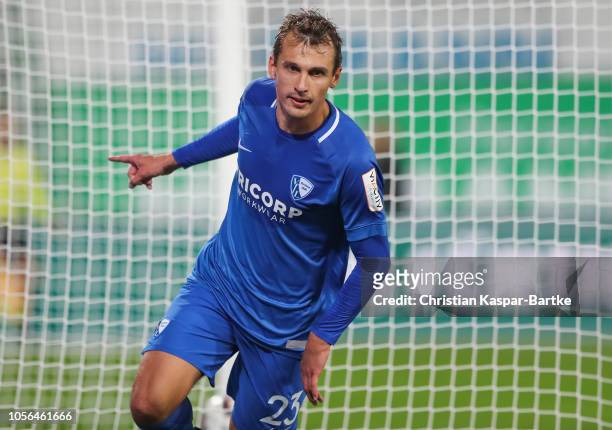 Robert Tesche of VfL Bochum celebrates his team`s first goal during the Second Bundesliga match between SpVgg Greuther Fuerth and VfL Bochum 1848 at...