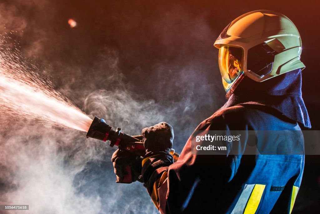 Manguera de fuego de bomberos un agua de funcionamiento