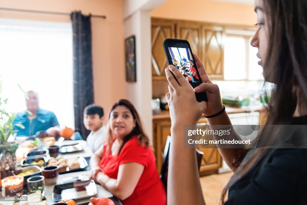 Latin American Teenager nehmen Foto von der Familie zu den Mahlzeiten.