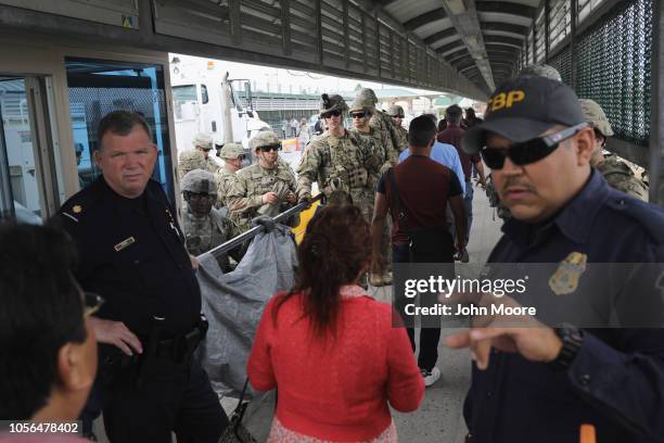 Checkpoint Officers Border Us Army Checkpoint Photos and Premium High Res Pictures - Getty Images