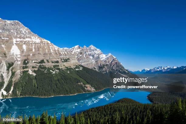 peytomeer in de canadese rocky mountains nationaal park banff, alberta, canada - peytomeer stockfoto's en -beelden