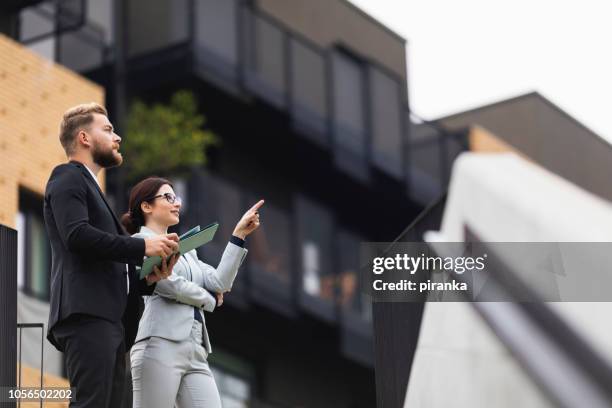 makelaar op een vergadering - realestate stockfoto's en -beelden