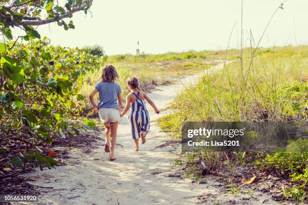 zus en mij op onze weg naar de zee - beach florida family stockfoto's en -beelden