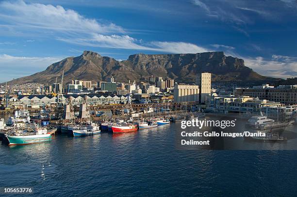 victoria and alfred waterfront with table mountain in the distance, cape town, south africa - table mountain cape town stock-fotos und bilder