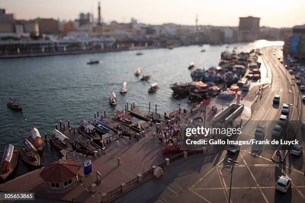 tráfico tradicionales y abra del arroyo de dubai y a deira., dubai, uni - abras dubai fotografías e imágenes de stock