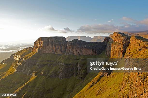 escarpment above bannerman face, drakensberg, kwazulu natal province, south africa. - escarpment stock pictures, royalty-free photos & images