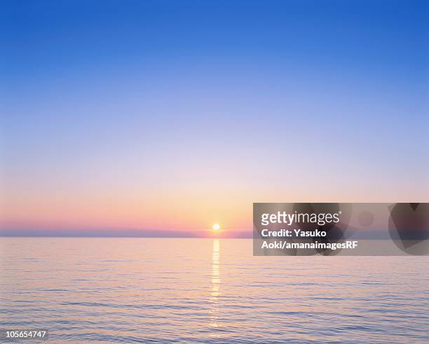 beautiful sunrise over the ocean. wakkanai, hokkaido, japan - linha do horizonte sobre água - fotografias e filmes do acervo