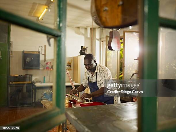 black lute maker working in workshop - instrument maker fotografías e imágenes de stock