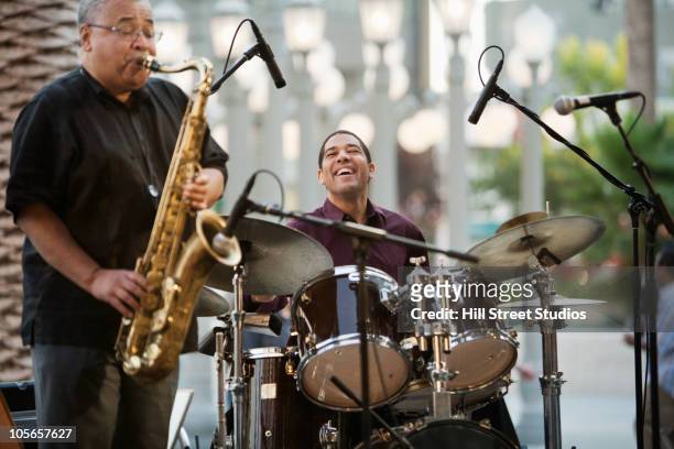 men playing in jazz band - performance group fotografías e imágenes de stock