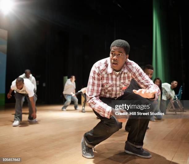 teenagers rehearsing on stage - actor 個照片及圖片檔