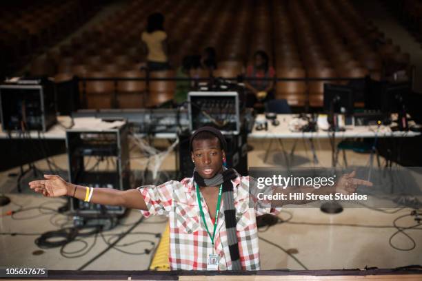 black man directing stage production - director stockfoto's en -beelden