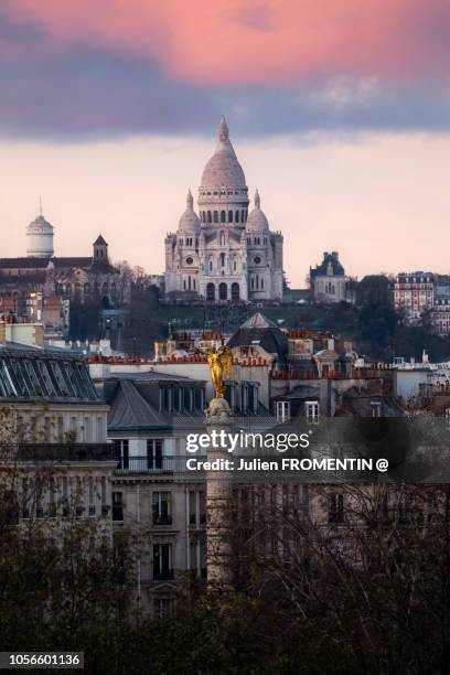 place du châtelet & basilique du sacré-coeur de montmartre, paris - church color light paris stockfoto's en -beelden